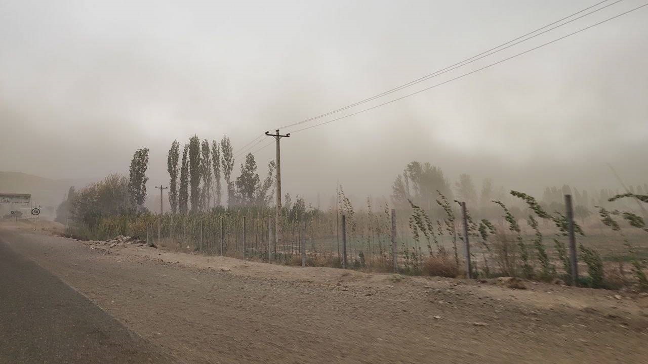 طوفان گرد و غبار آسمان روستای توآباد را تیره و تار کرد + فیلم