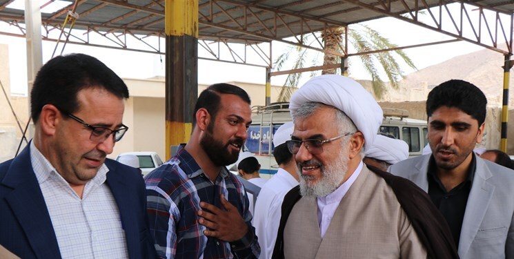 نماینده ولی فقیه در هرمزگان از روستاهای گنو و تنگه‌باغ بندرعباس بازدید کرد