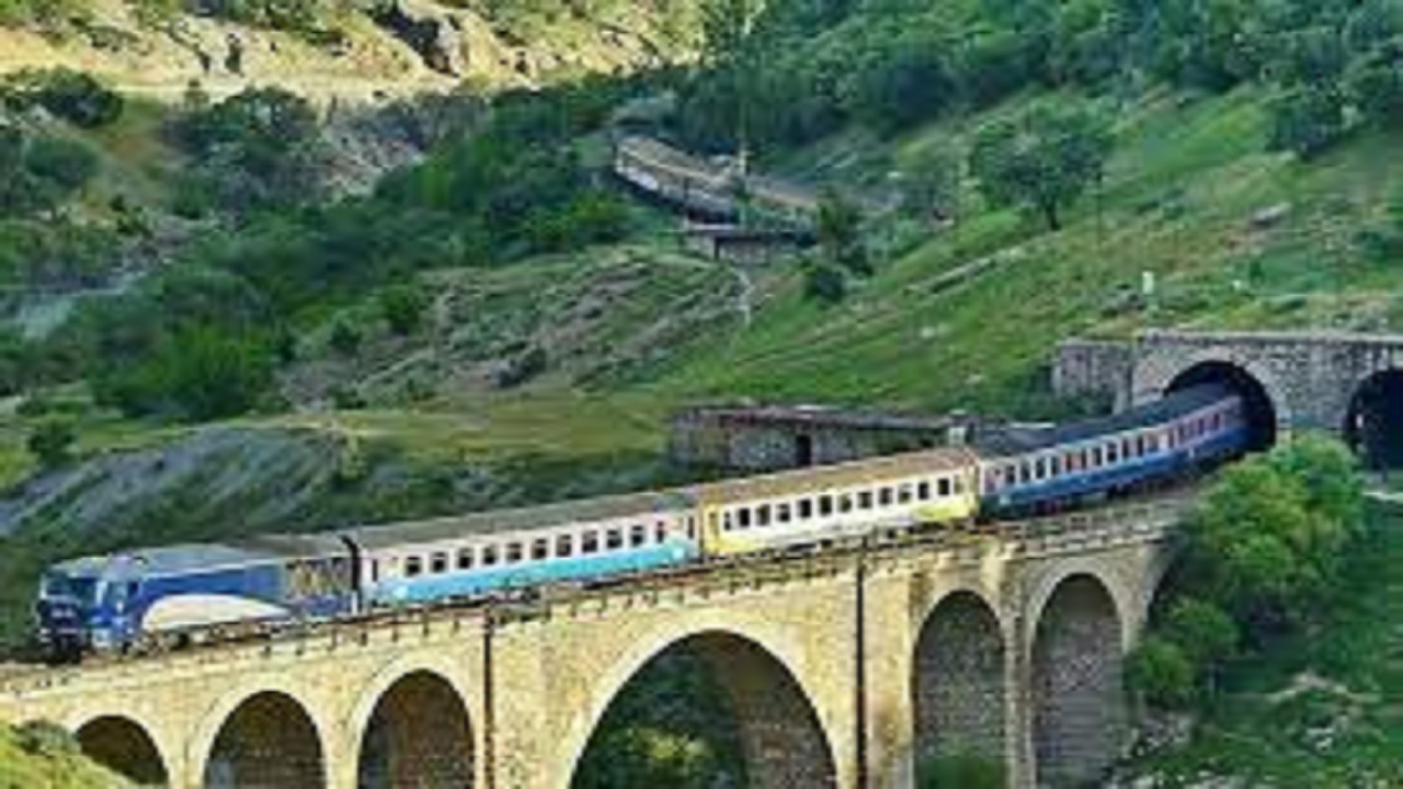 قطار گردشگری لرستان و توقف در مسیرهای پرجاذبه