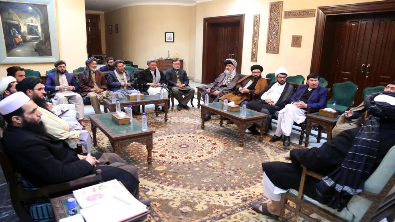 جمعی از متنفذین هزاره با معاون سیاسی نخست‌وزیر طالبان دیدار کردند