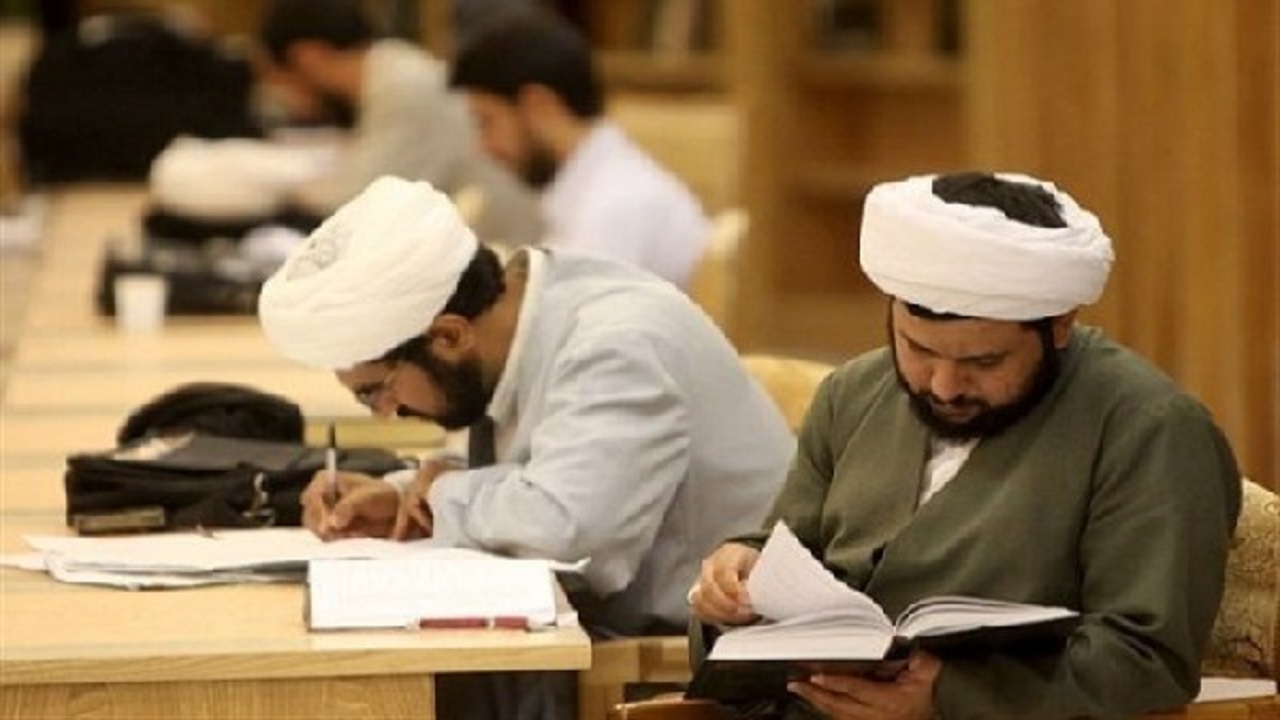 حضور فعال طلاب و روحانیت بین مردم در مراسم ها