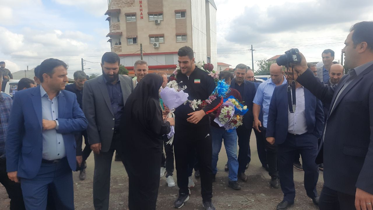 استقبال از کشتی گیر قهرمان گیلانی در زادگاهش ماسال