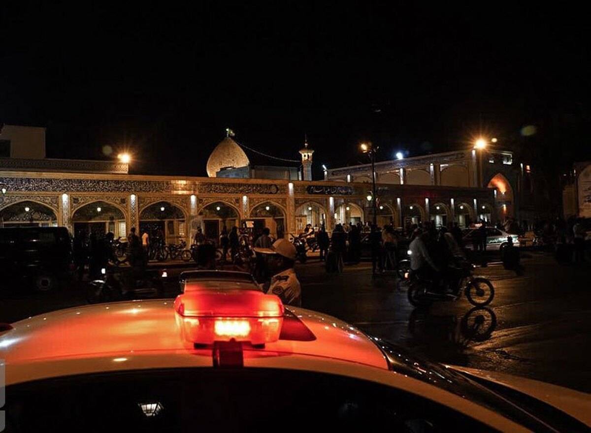 عطر افشانی مزار شهدای گلستان به یاد شهدای حادثه تروریستی شیراز