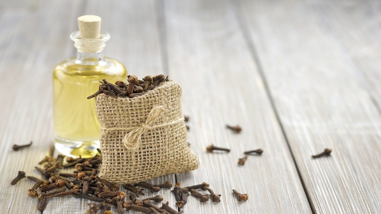 ۵ شیوه استفاده از روغن میخک برای درمان آکنه