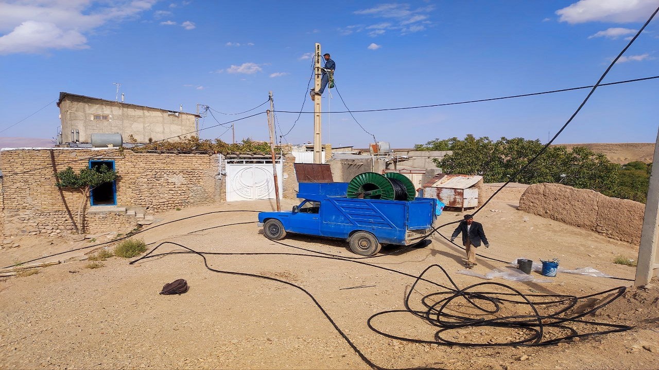 تصاویری از انجام پروژه تعویض سیم برق در روستای توآباد