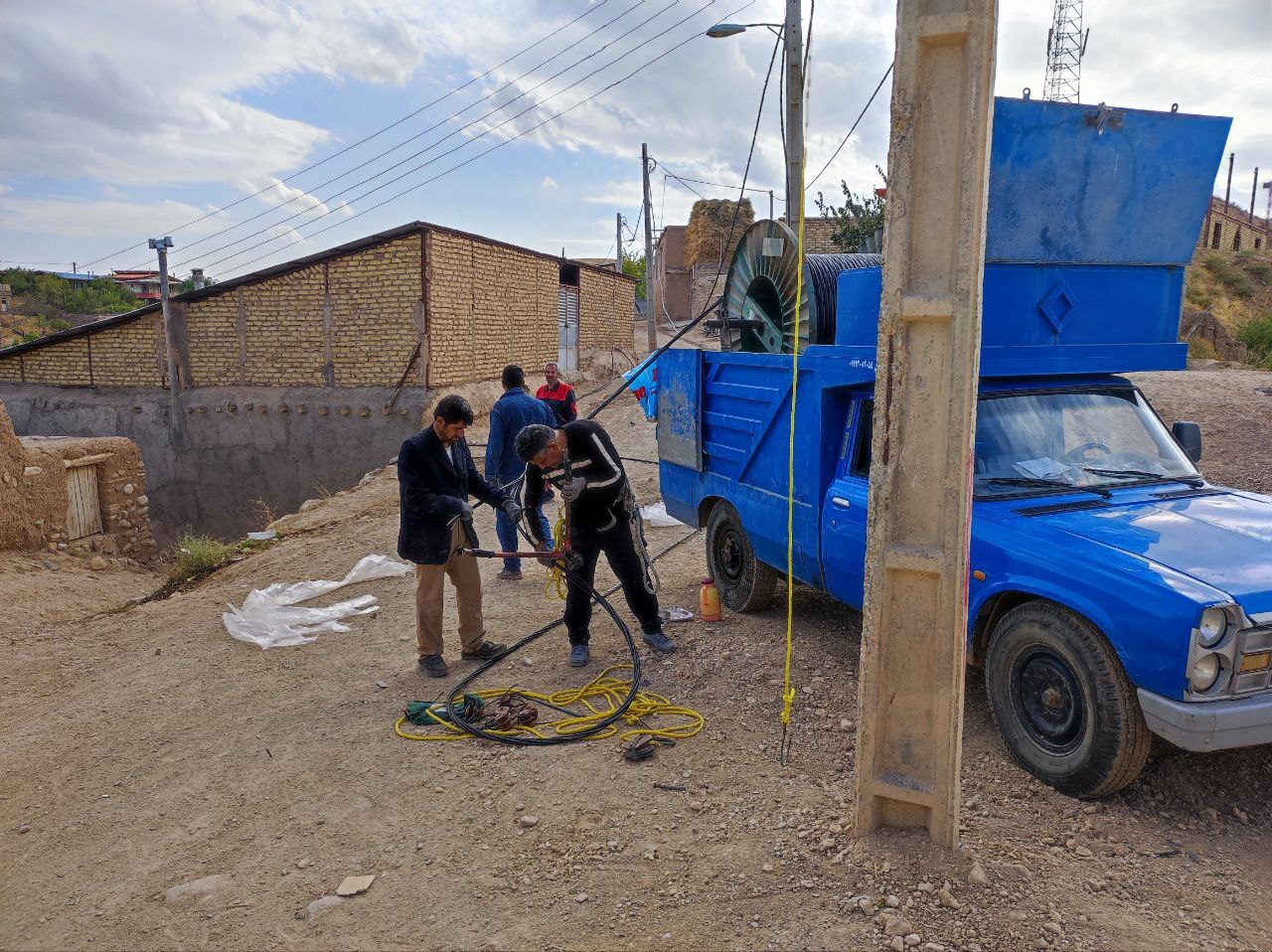 تصاویری از انجام پروژه تعویض سیم برق در روستای توآباد