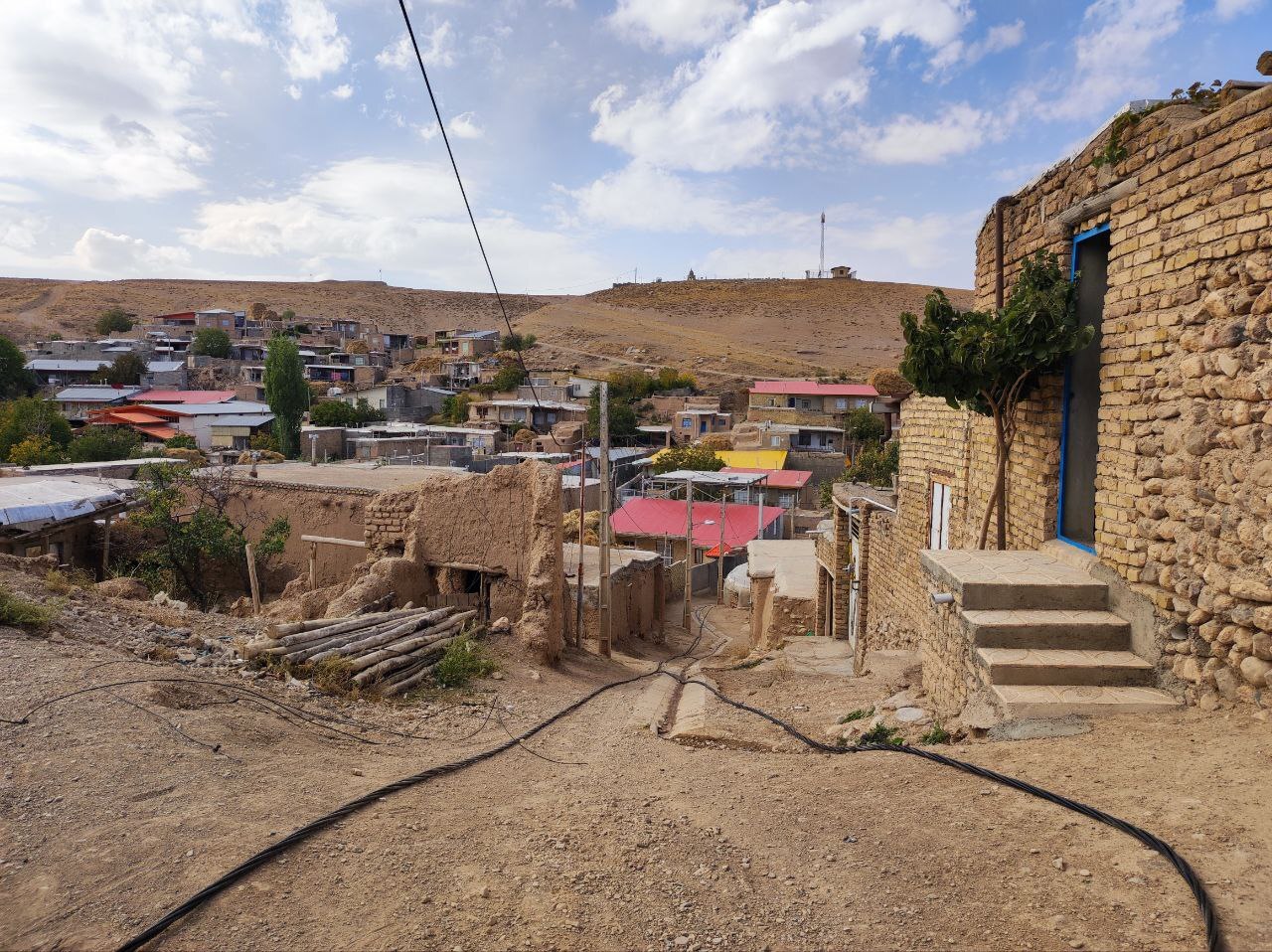 تصاویری از انجام پروژه تعویض سیم برق در روستای توآباد