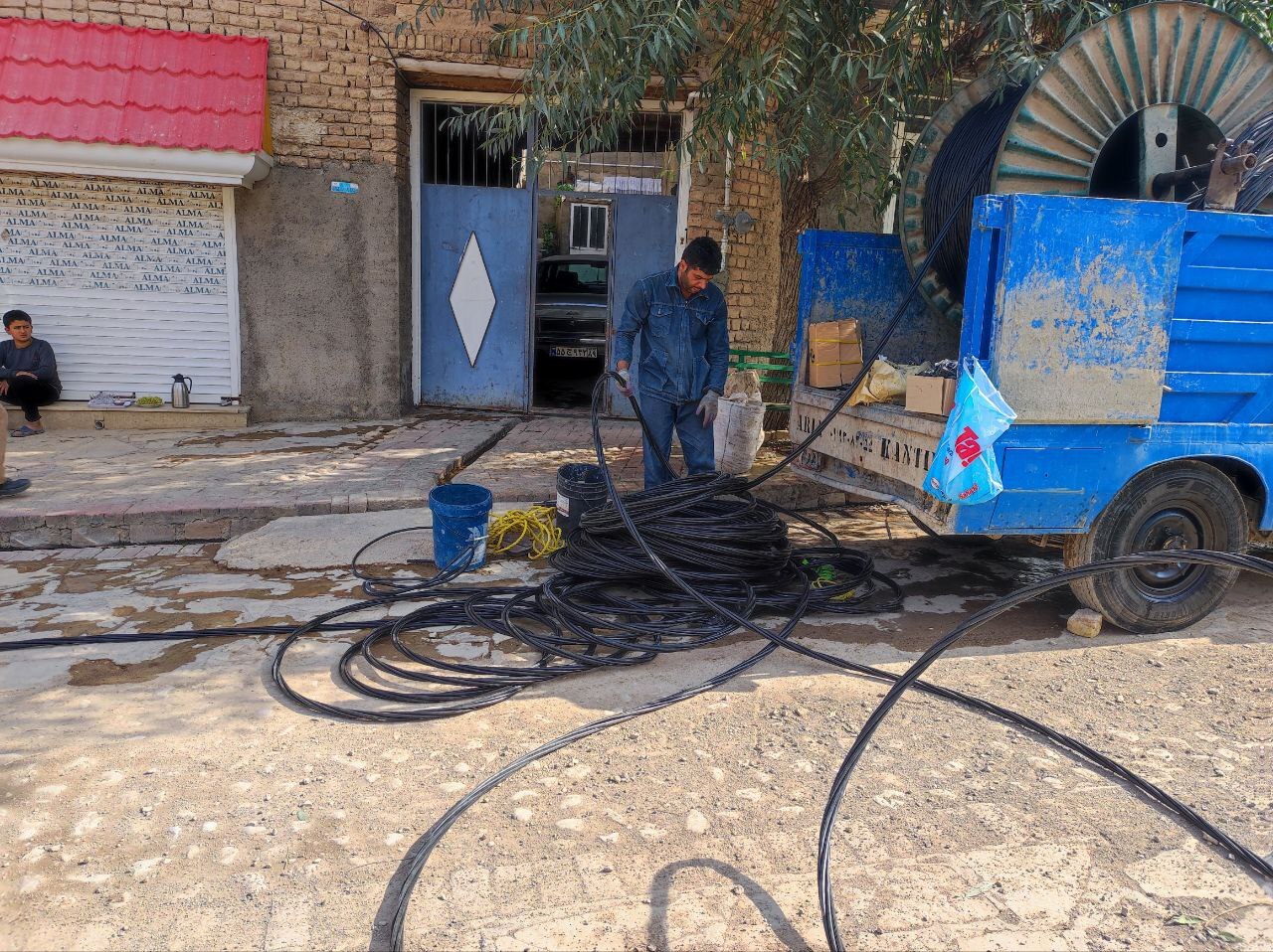 تصاویری از انجام پروژه تعویض سیم برق در روستای توآباد