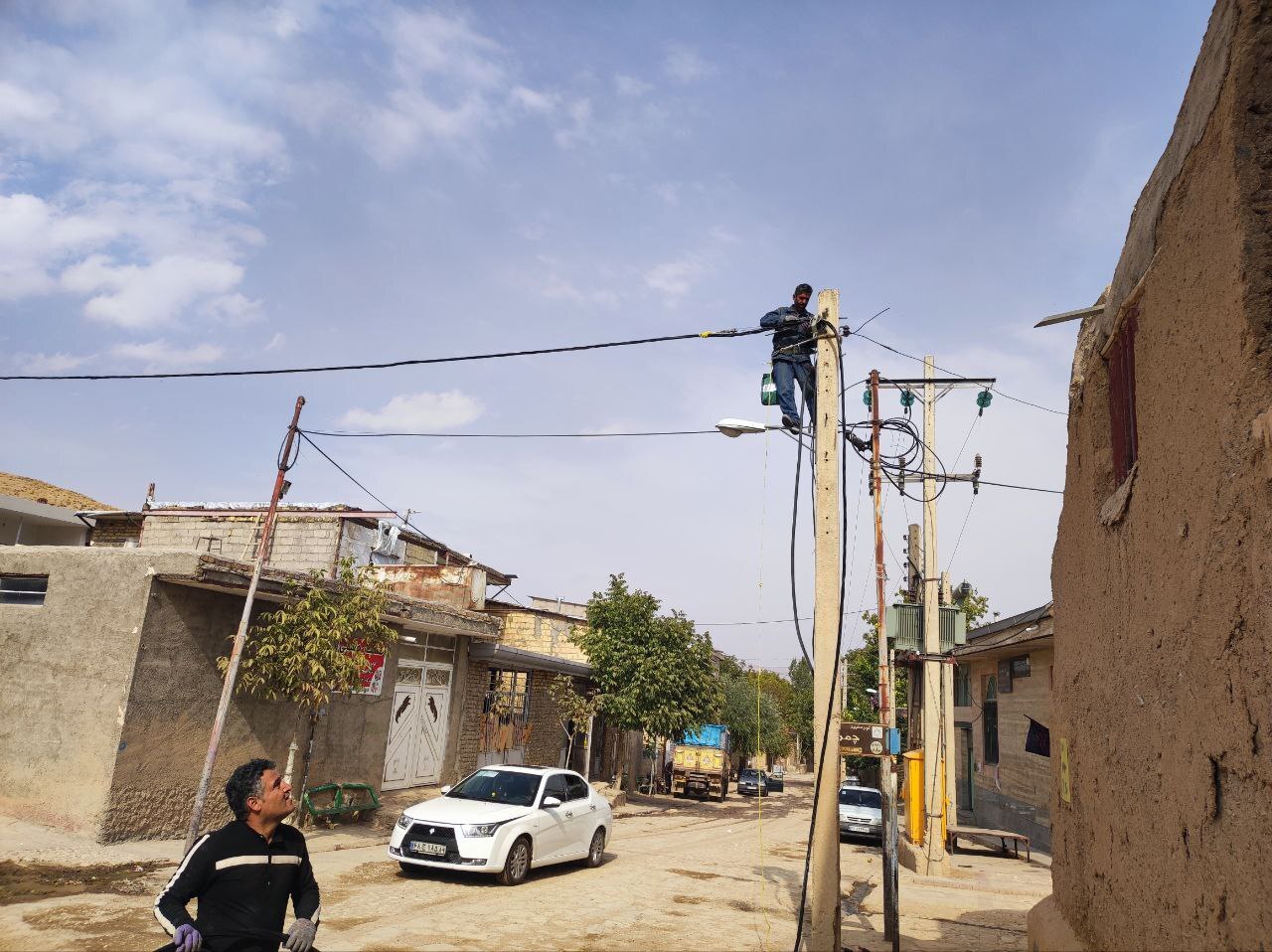 تصاویری از انجام پروژه تعویض سیم برق در روستای توآباد