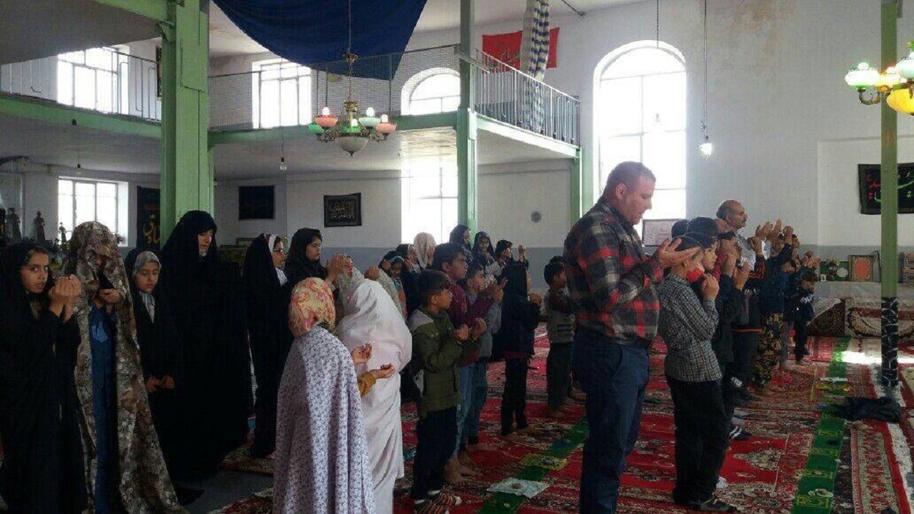 ایستادن دانش آموزان روستای یوسفجرد در صف نماز + تصاویر
