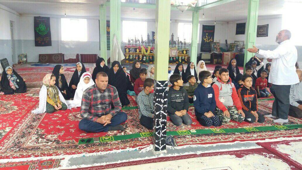 ایستادن دانش آموزان روستای یوسفجرد در صف نماز + تصاویر
