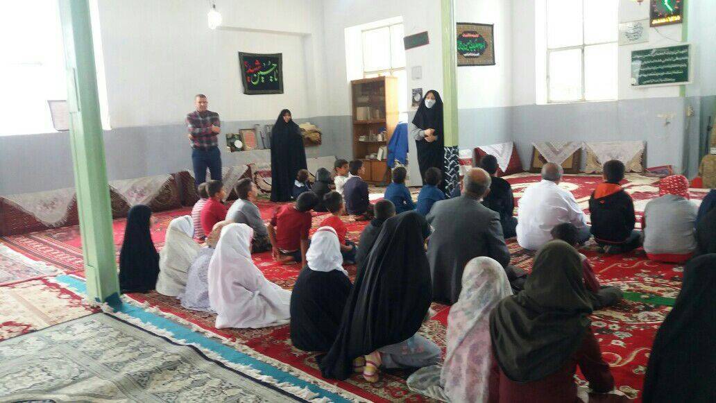 ایستادن دانش آموزان روستای یوسفجرد در صف نماز + تصاویر