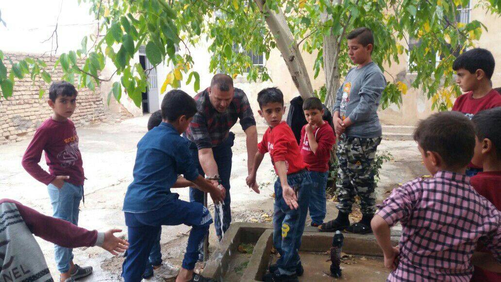 ایستادن دانش آموزان روستای یوسفجرد در صف نماز + تصاویر