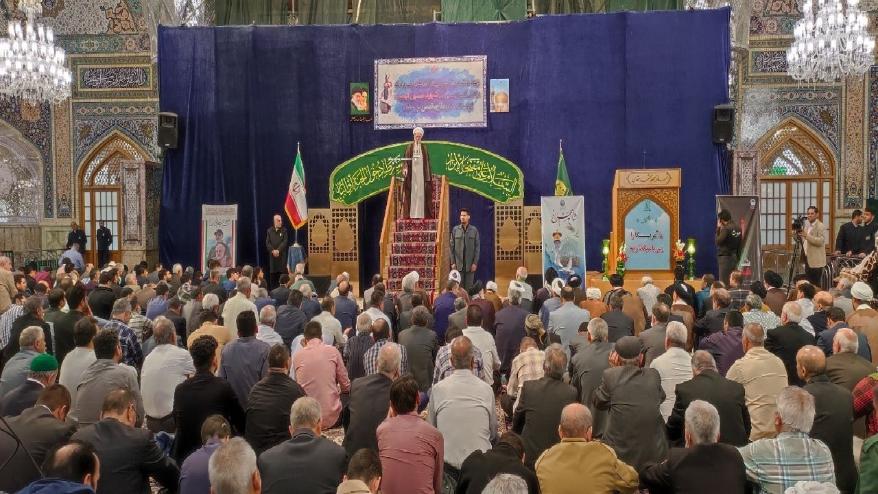 دشمن برای فریب جوانان برنامه ریزی کرده است
