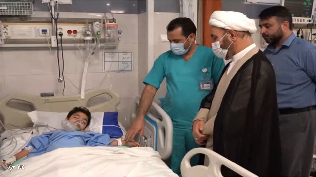 عیادت تولیت آستان مقدس شاهچراغ (ع) از مجروحان حادثه تروریستی حرم مطهر + فیلم