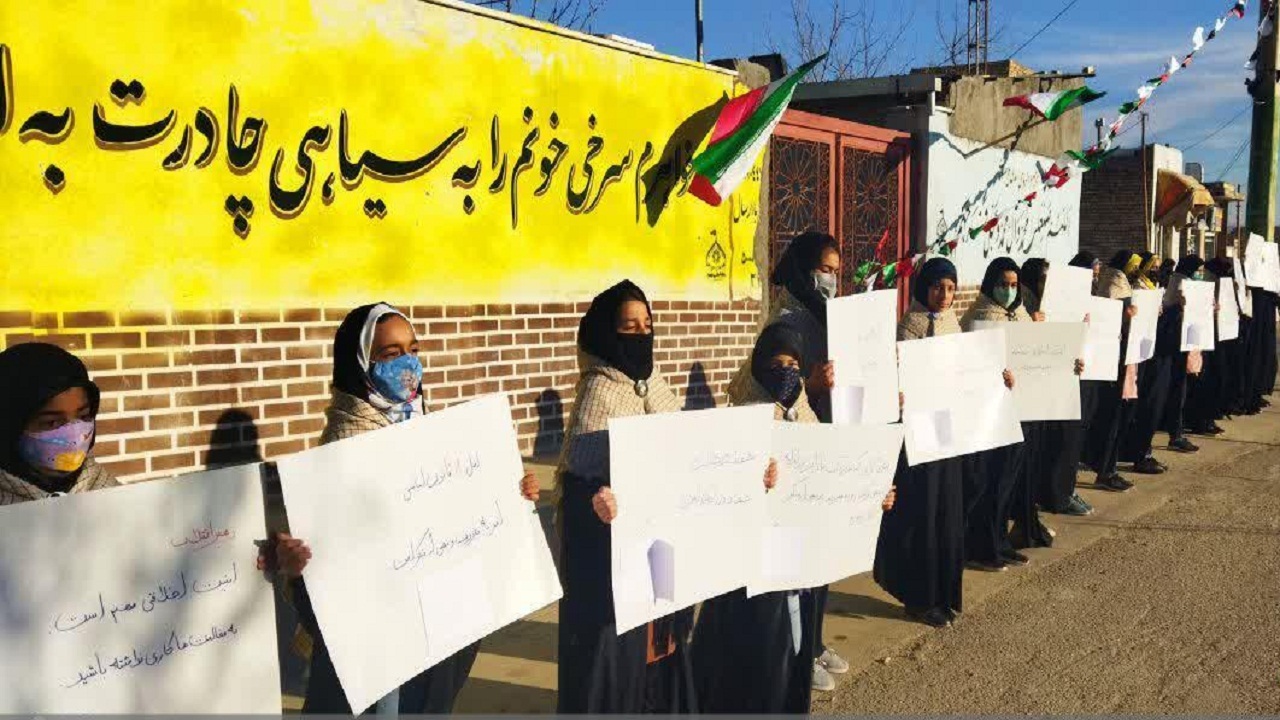 برگزاری رویداد پلاکارد نویسی «آینده روشن» برای دانش آموزان سمنانی