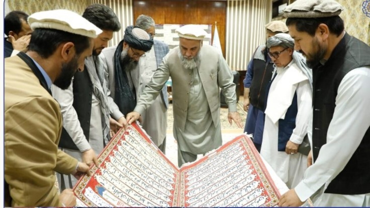 یک شهروند افغانستانی سوره یاسین را در ۱۴ صفحه بر روی فرش بافته است + فیلم