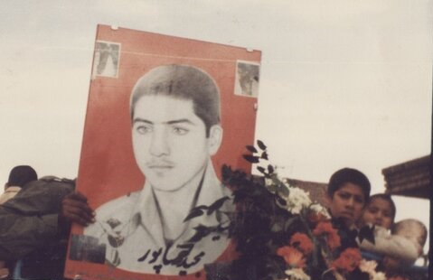 با چند شهید دانش&zwnj;آموز آشنا شوید/ دنبال مامانش می&zwnj;گشت، اما اسلحه عراقی&zwnj;ها را کش می&zwnj;رفت!