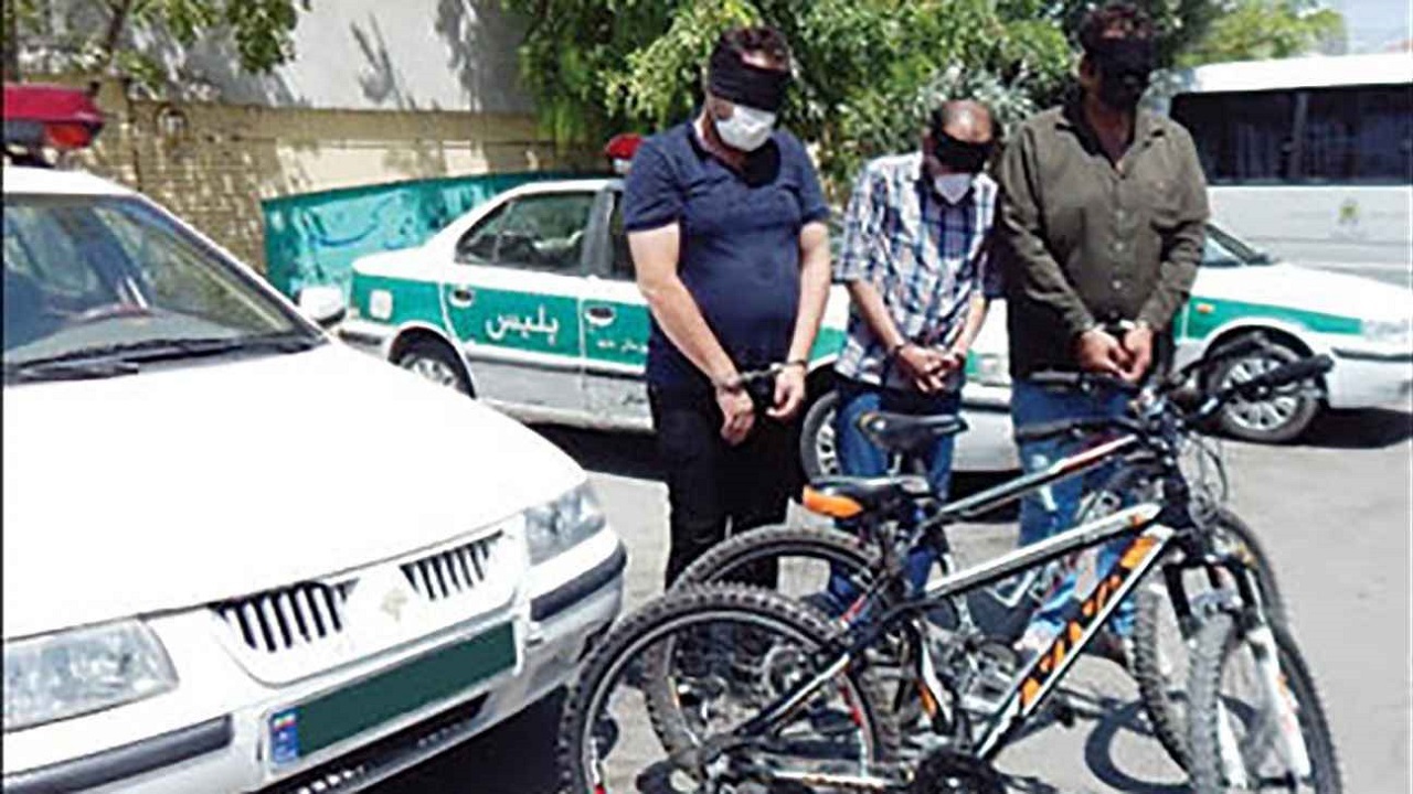 دستگیری سارقان خودرو‌های وانت و دوچرخه در کاشان