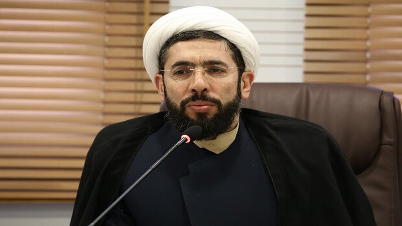 دشمنان به دنبال گرفتن هویت از جامعه هستند