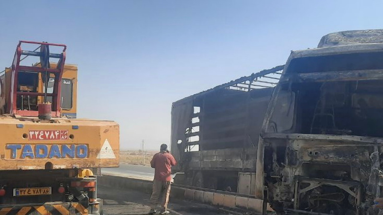 حریق در تصادف تریلی با تیر چراغ برق در سرخه