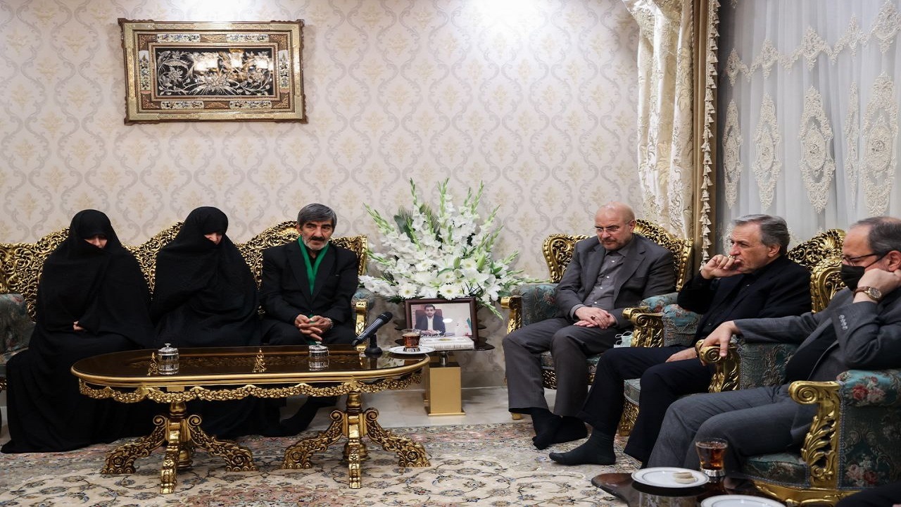دیدار قالیباف با خانواده شهید فریدالدین معصومی از شهدای حادثه تروریستی حرم شاهچراغ(ع)