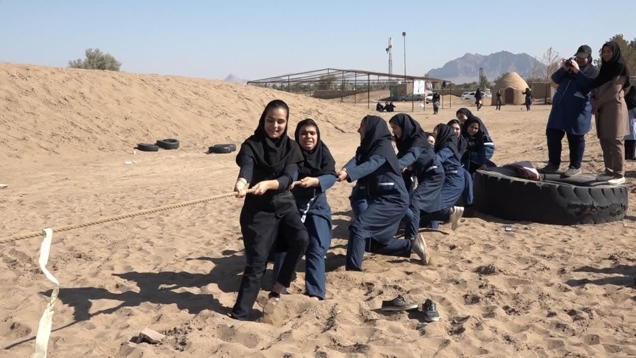 کویرگردی پاییزه دانش آموزان بافقی با طعم ورزش