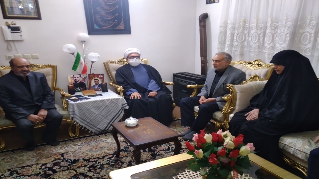 دیدار تولیت آستان قدس رضوی با خانواده شهدای مدافع امنیت مشهد