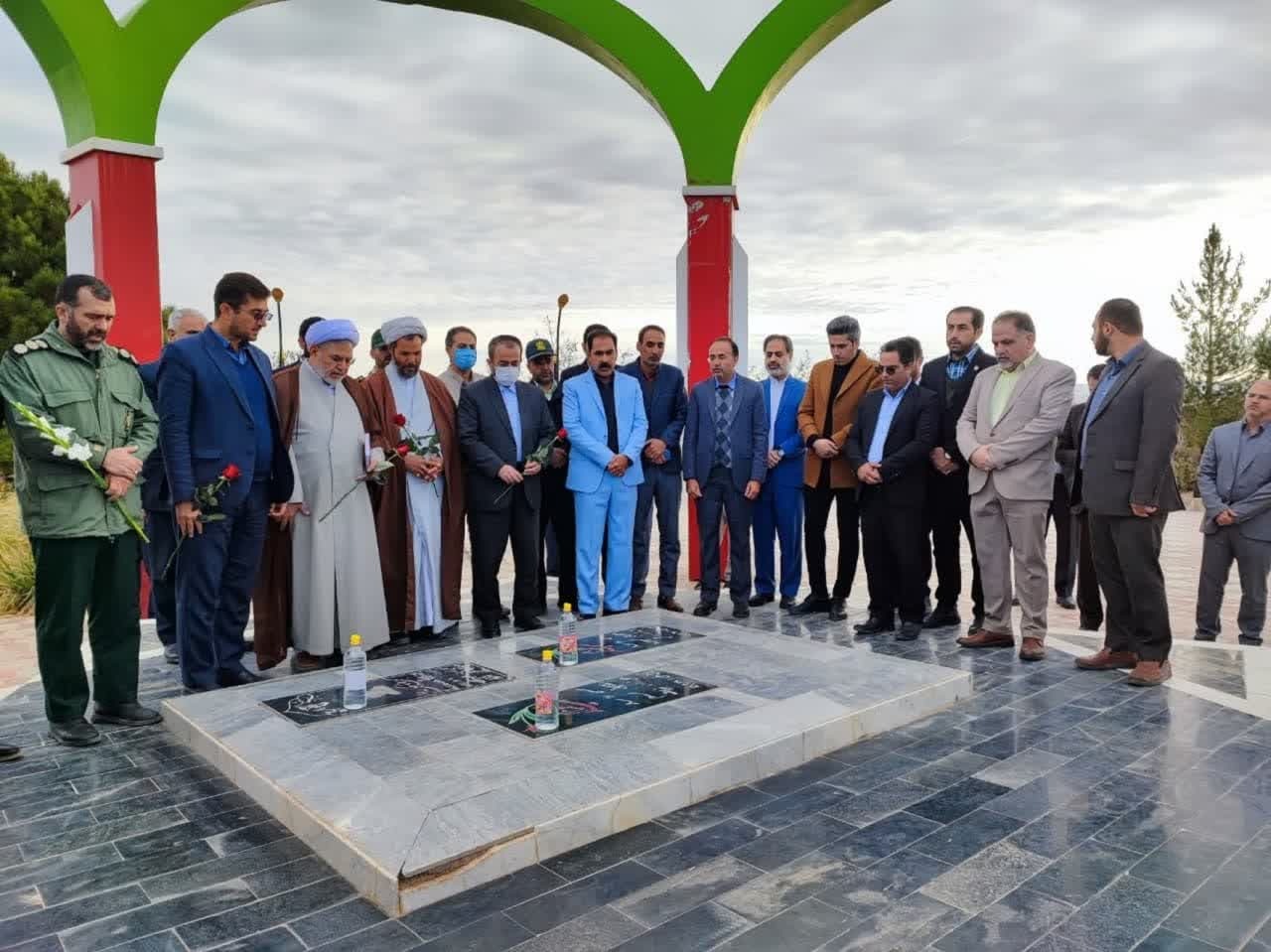 بازدید استاندار از مزار شهدا