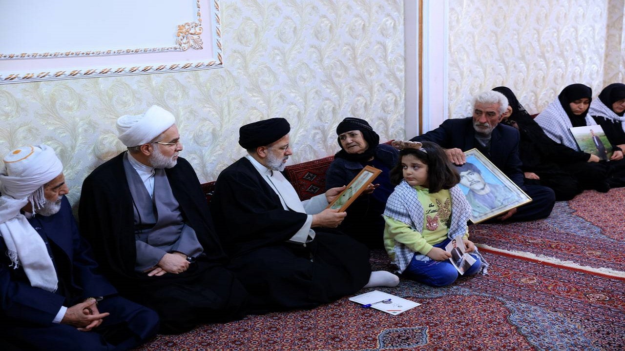 دیدار رئیس جمهور با خانواده‌های جانباختگان و شهدای امنیت در کردستان + تصاویر