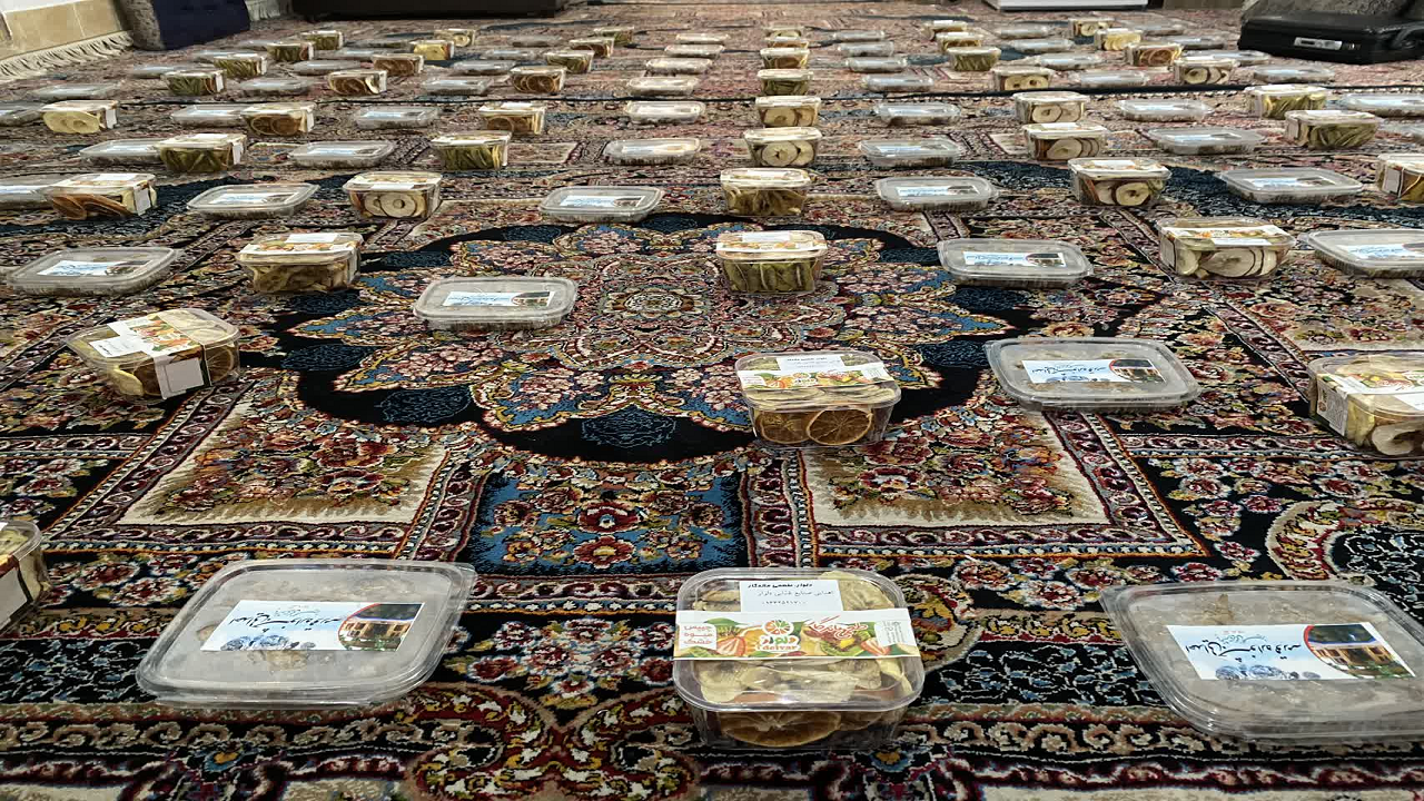 اهدای بسته‌های قرمه و میوه خشک در مهریز