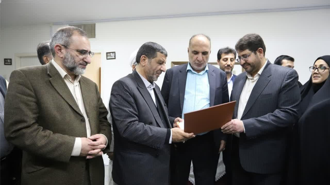 لوح ثبت ملی تفرش دوزی به فرماندار تفرش اعطا شد + عکس