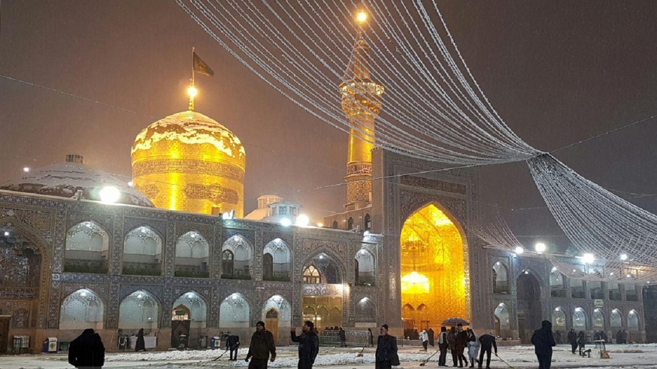 بارش برف در حرم امام رضا (ع) به وقت پاییز + فیلم