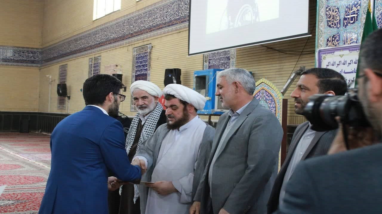 مراسم تجلیل از قاریان قرآنی در شهرستان بهارستان + تصاویر