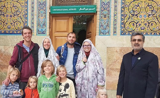 حضور خانوادگی جهانگردان سوئیسی در حرم حضرت معصومه(س)+ تصاویر