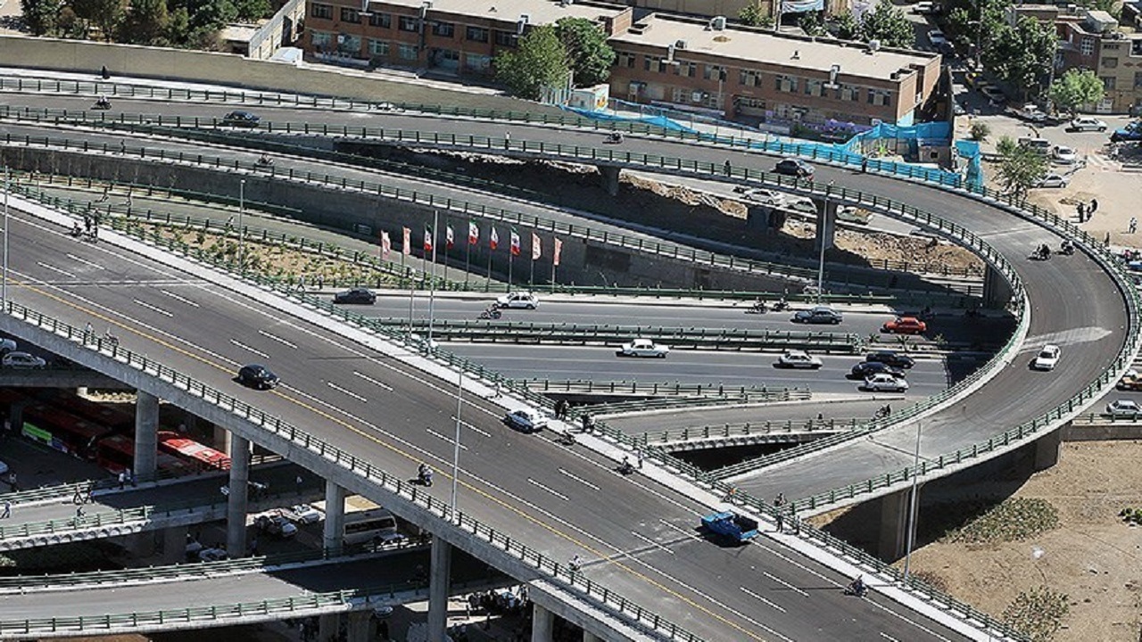 انسداد پل آزادگان مشهد به دلیل لغزندگی شدید