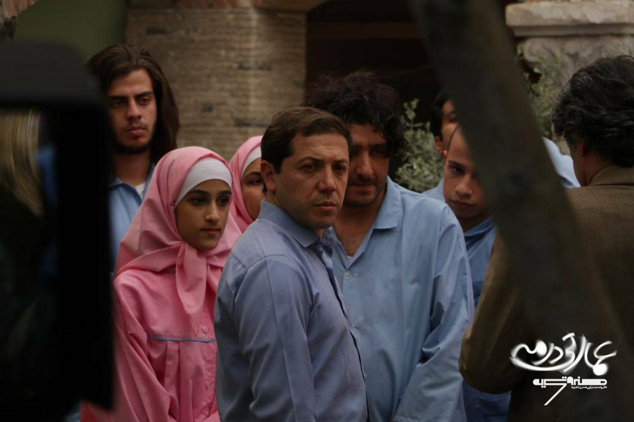 عمارتی در مه