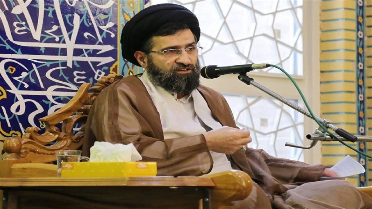 رعایت آدابی که باید در مقابل یکدیگر انجام دهیم