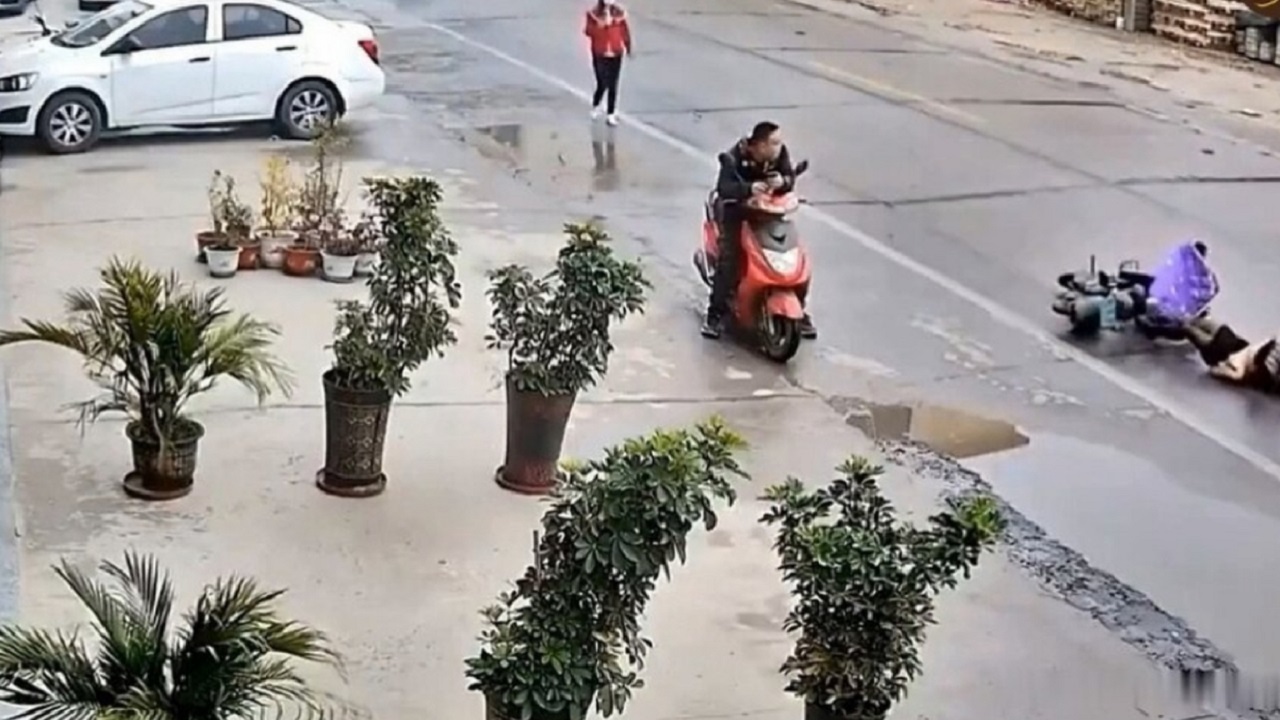 لحظه تلخ بی اعتنایی شاهدان صحنه تصادف برای کمک به زن مصدوم! + فیلم