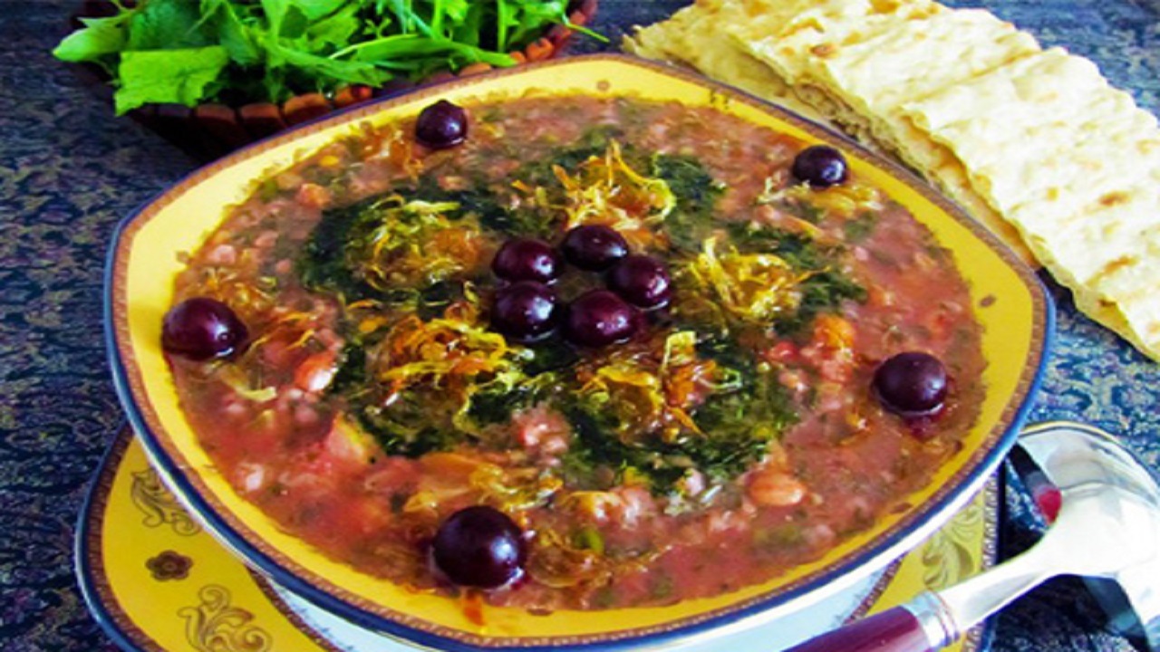 طرز تهیه آش میوه خوشمزه اردبیل با میوه خشک و تازه + فیلم