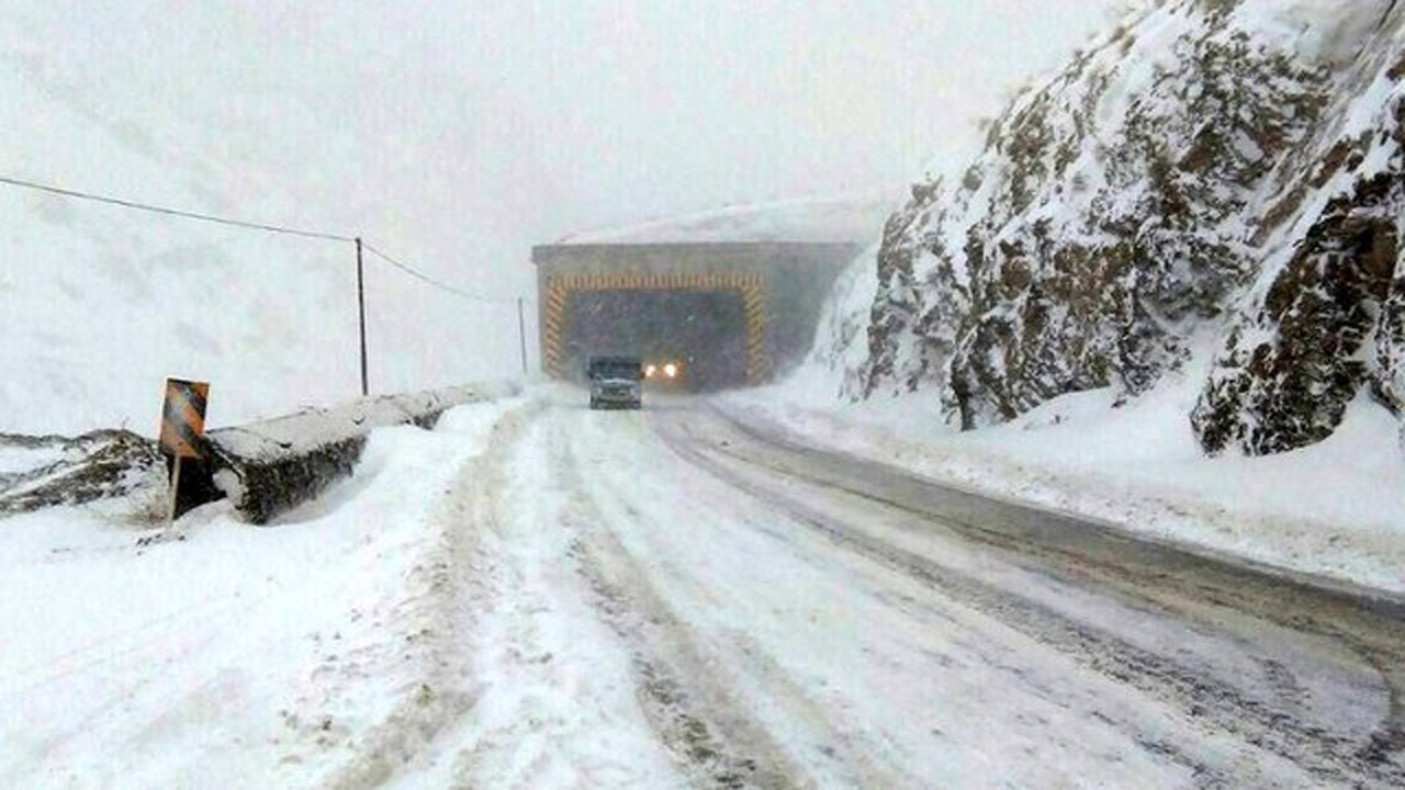 بارش برف در جاده‌های شمال
