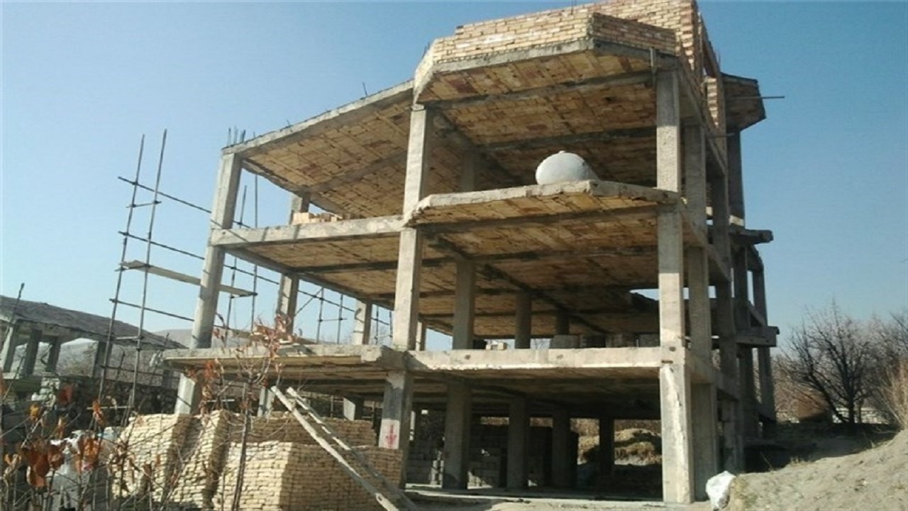 ساخت و ساز غیراصولی در کنار مسجد تاریخی علی روستای قهرود کاشان