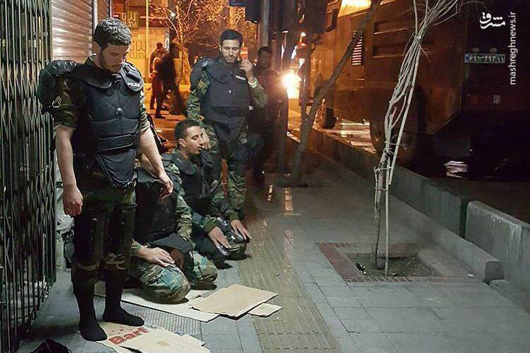 ماموران یگان ویژه در حال نماز