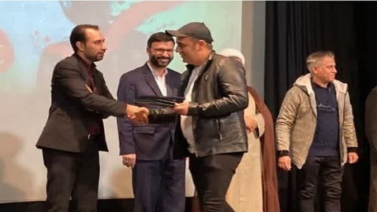اهدای نشان «تئاتر مردمی برتر» در جشنواره تئاتر استان قزوین