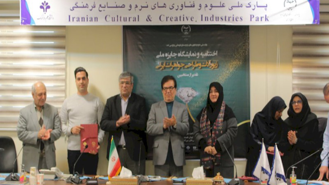 نمادهای فرهنگی در ویترین خانه‌ها در حال غبار گرفتن است
