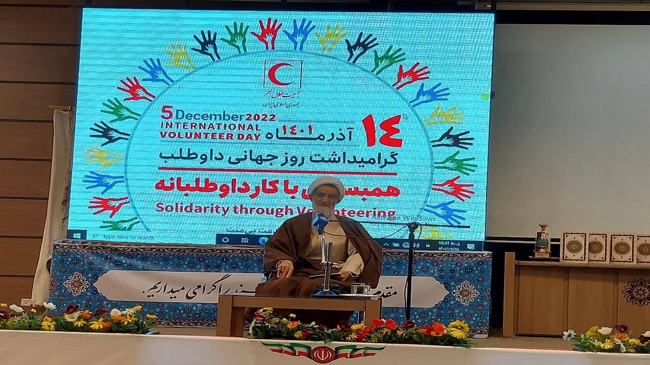 داوطلبان جمعیت هلال احمر با خدمت رسانی خود دل مردم را به نظام گرم می‌کنند