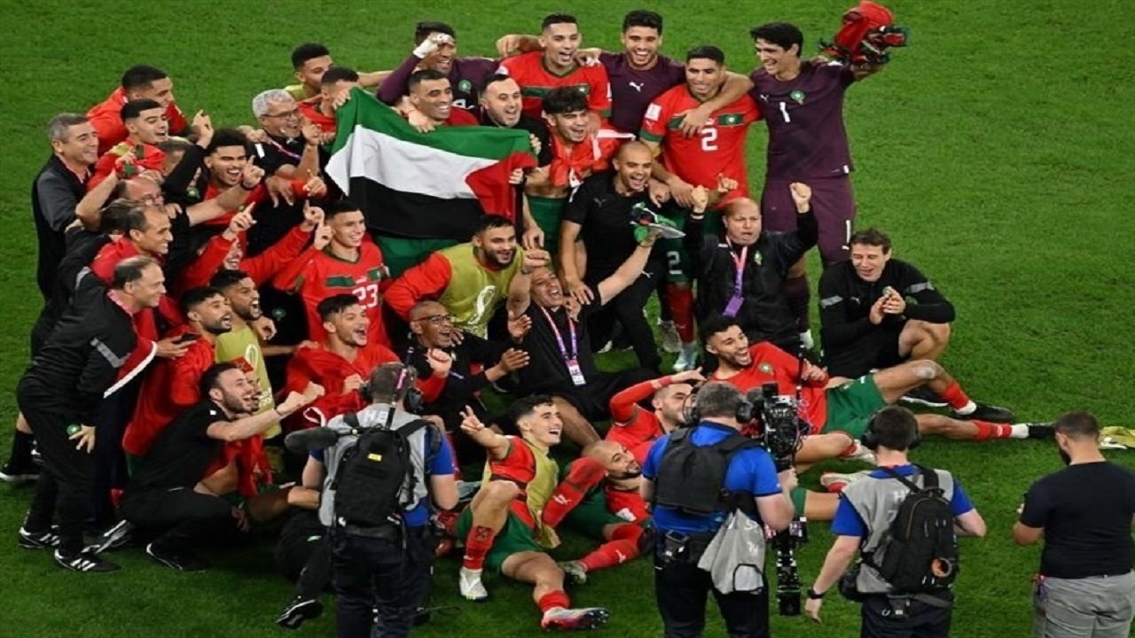 خوشحالی مراکشی ها با پرچم فلسطین در شب حذف اسپانیا + فیلم