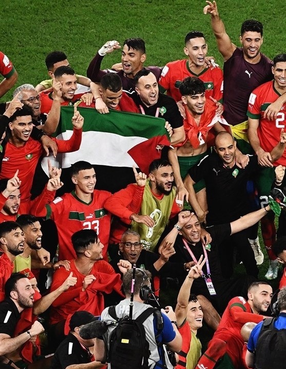 خوشحالی مغربی&zwnj;ها با پرچم فلسطین در شب حذف اسپانیا + فیلم