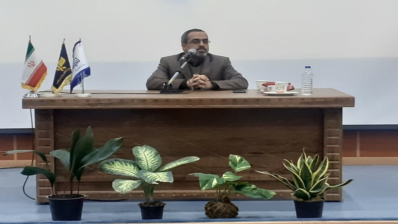 مسئولان از مطالبات به حق دانشجویان استقبال کنند