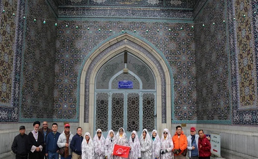 حضور گردشگران ویتنامی در حرم حضرت معصومه(س) + تصاویر